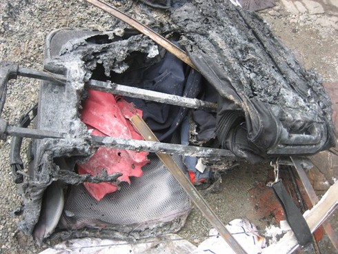 Xe chở 30 khách bốc cháy sau khi nổ lốp - ảnh 9