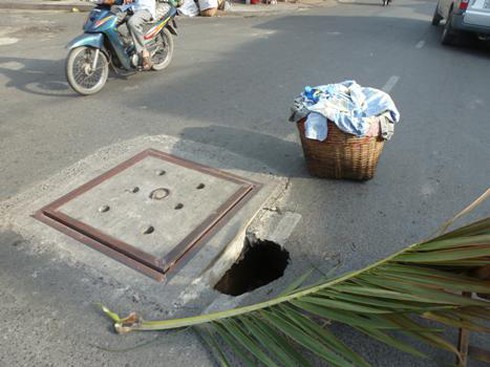 Xe tải “sập bẫy” hố tử thần - ảnh 1