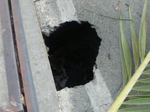 Xe tải “sập bẫy” hố tử thần - ảnh 2