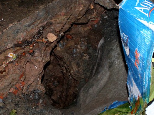 Xế hộp sụp “hố tử thần” - ảnh 2