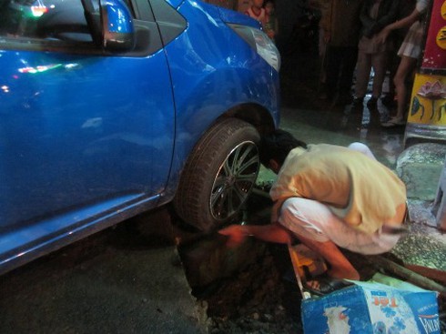 Xế hộp sụp “hố tử thần” - ảnh 1