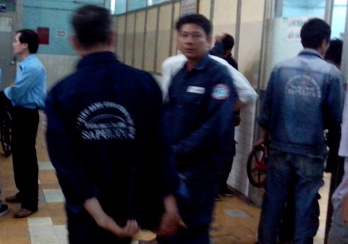 Nhân viên công ty chiếu sáng rơi từ cột cao 4 mét - ảnh 1