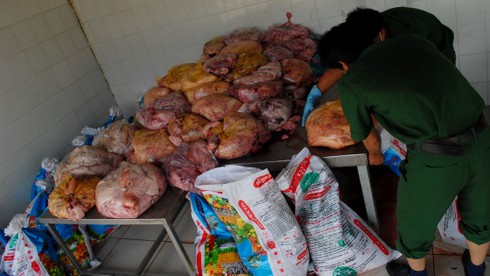 Bắt giữ hơn 1 tấn lòng, mỡ bẩn trên đường đi tiêu thụ - ảnh 2