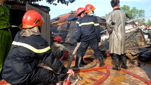 Hỏa hoạn cực lớn thiêu rụi xưởng tái chế bông - ảnh 4