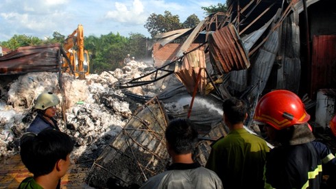 Hỏa hoạn cực lớn thiêu rụi xưởng tái chế bông - ảnh 5