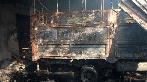 Hỏa hoạn cực lớn thiêu rụi xưởng tái chế bông - ảnh 3