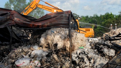 Hỏa hoạn cực lớn thiêu rụi xưởng tái chế bông - ảnh 6