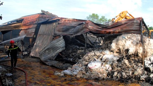 Hỏa hoạn cực lớn thiêu rụi xưởng tái chế bông - ảnh 1