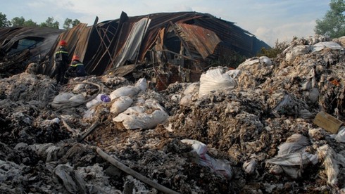 Hỏa hoạn cực lớn thiêu rụi xưởng tái chế bông - ảnh 7