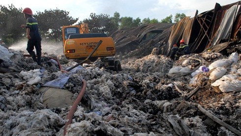 Hỏa hoạn cực lớn thiêu rụi xưởng tái chế bông - ảnh 12