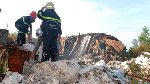 Hỏa hoạn cực lớn thiêu rụi xưởng tái chế bông - ảnh 11