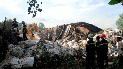 Hỏa hoạn cực lớn thiêu rụi xưởng tái chế bông - ảnh 10