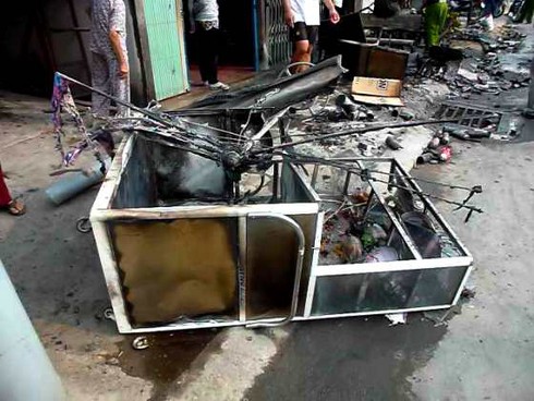 Lô bình gas mini phát nổ, thiêu rụi tiệm tạp hóa - ảnh 3