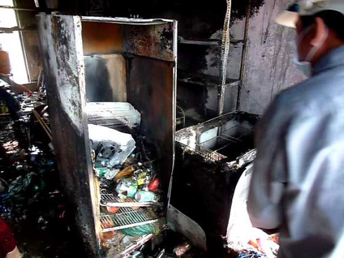 Lô bình gas mini phát nổ, thiêu rụi tiệm tạp hóa - ảnh 1