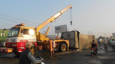 Lật xe tải chở cá, kẹt xe hơn 10km - ảnh 1