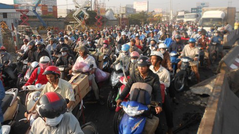 Lật xe tải chở cá, kẹt xe hơn 10km - ảnh 4