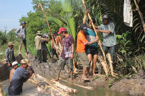 TP.HCM: Vỡ bờ kè, hàng chục hộ dân phải chạy lụt - ảnh 1