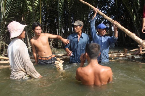 TP.HCM: Vỡ bờ kè, hàng chục hộ dân phải chạy lụt - ảnh 5