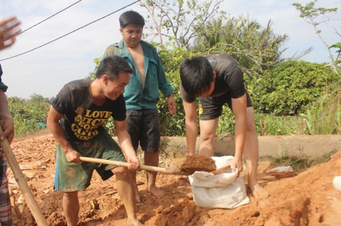 TP.HCM: Vỡ bờ kè, hàng chục hộ dân phải chạy lụt - ảnh 6