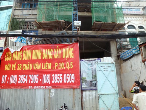 Lồng sắt rơi tự do từ tầng 6 công trình xây dựng - ảnh 1