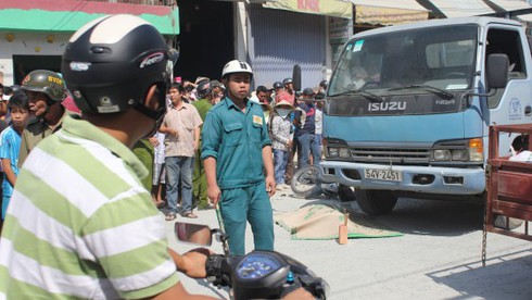 Xe máy trượt bánh, nạn nhân bị cán tử vong - ảnh 1
