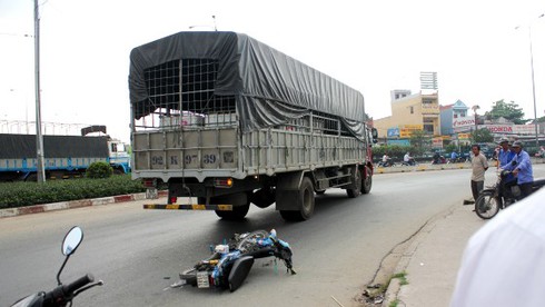 Văng vào gầm xe tải, nam thanh niên bị cán tử vong - ảnh 1