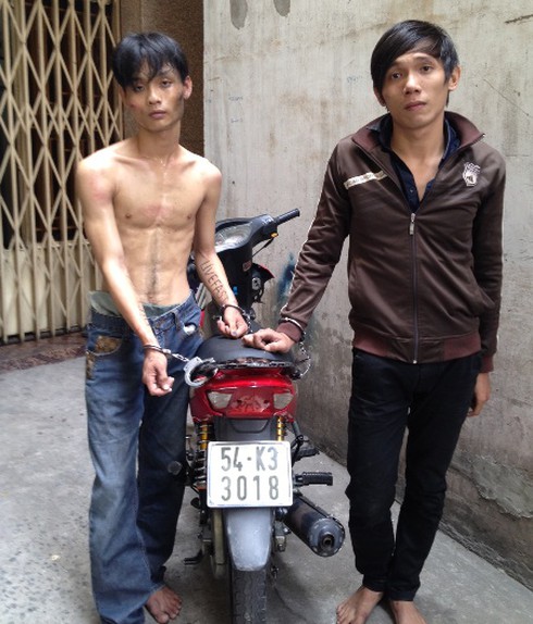 TP.HCM: Bắt gọn 2 đối tượng giật dây chuyền - ảnh 1