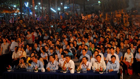 Công nhân bật khóc trong chương trình