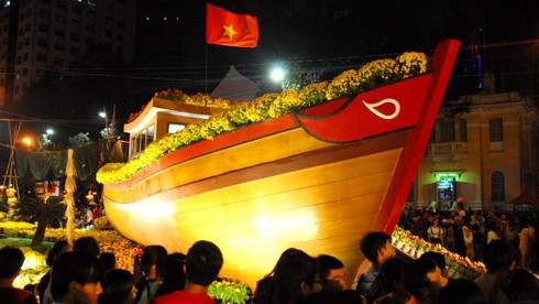 Tự hào biển đảo trên đường sách, đường hoa - ảnh 15