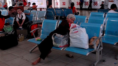 Những hành khách cuối cùng rời bến năm 2012 - ảnh 6