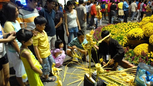 Hàng trăm ngàn người ra đường chào xuân Quý Tỵ - ảnh 2