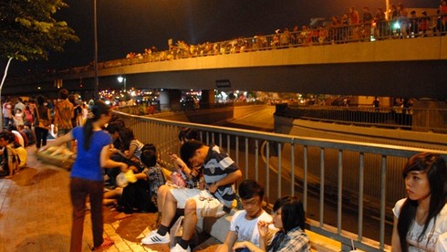Hàng trăm ngàn người ra đường chào xuân Quý Tỵ - ảnh 4