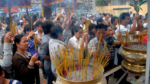 Hàng ngàn người bắt đầu đổ về chùa Bà xin lộc - ảnh 2