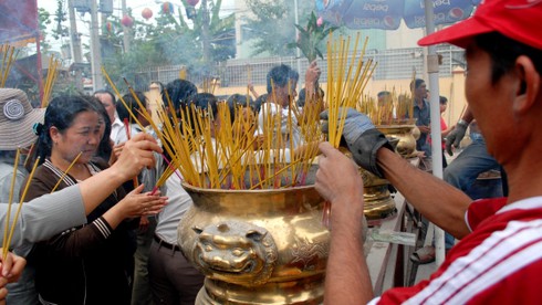 Hàng ngàn người bắt đầu đổ về chùa Bà xin lộc - ảnh 3