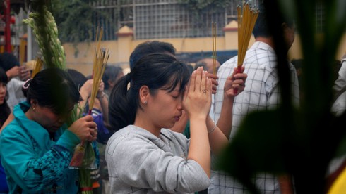 Hàng ngàn người bắt đầu đổ về chùa Bà xin lộc - ảnh 4