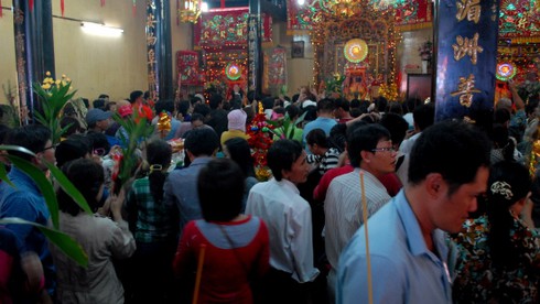 Hàng ngàn người bắt đầu đổ về chùa Bà xin lộc - ảnh 5