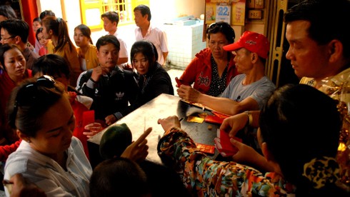 Hàng ngàn người bắt đầu đổ về chùa Bà xin lộc - ảnh 6