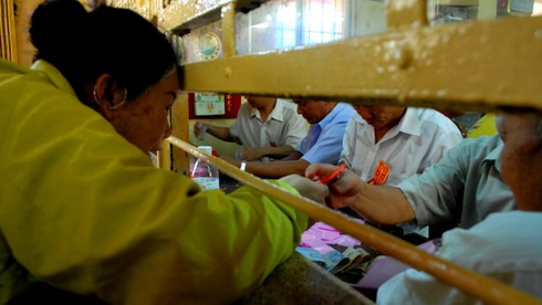 Hàng ngàn người bắt đầu đổ về chùa Bà xin lộc - ảnh 7