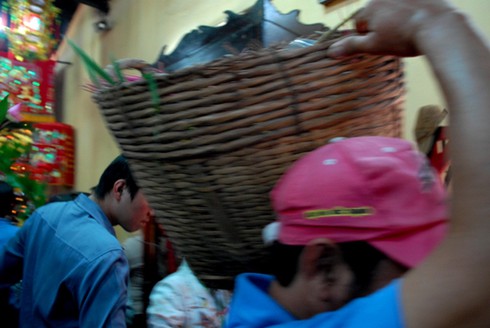 Hàng ngàn người bắt đầu đổ về chùa Bà xin lộc - ảnh 13