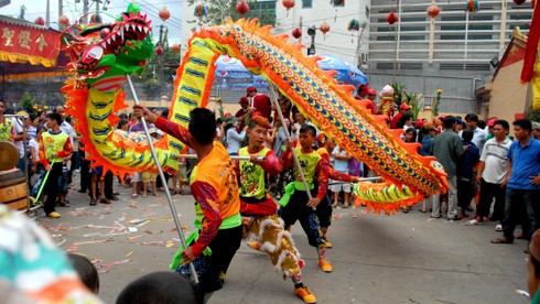 Hàng ngàn người bắt đầu đổ về chùa Bà xin lộc - ảnh 9