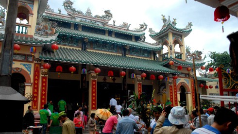 Hàng ngàn người bắt đầu đổ về chùa Bà xin lộc - ảnh 10