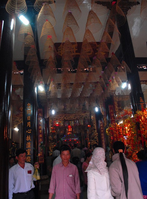 Hàng ngàn người bắt đầu đổ về chùa Bà xin lộc - ảnh 11