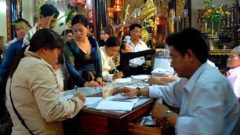 Hàng ngàn người bắt đầu đổ về chùa Bà xin lộc - ảnh 8