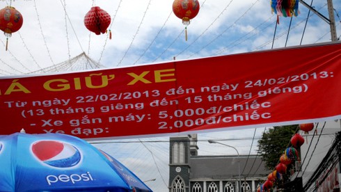 Hàng ngàn người bắt đầu đổ về chùa Bà xin lộc - ảnh 14