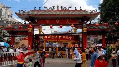 Hàng ngàn người bắt đầu đổ về chùa Bà xin lộc - ảnh 1