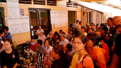 Hàng ngàn người tới đưa tiễn gia đình ông “Phương khói lửa” - ảnh 1