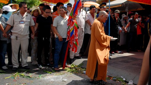 Hàng ngàn người tới đưa tiễn gia đình ông “Phương khói lửa” - ảnh 2