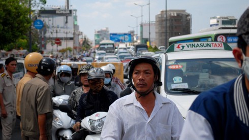 Hàng ngàn người tới đưa tiễn gia đình ông “Phương khói lửa” - ảnh 4