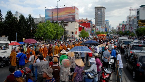 Hàng ngàn người tới đưa tiễn gia đình ông “Phương khói lửa” - ảnh 5