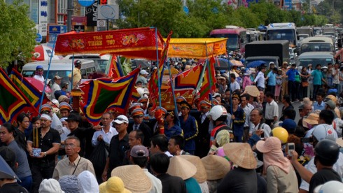 Hàng ngàn người tới đưa tiễn gia đình ông “Phương khói lửa” - ảnh 7